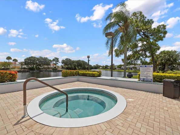 2804 Waters Edge Circle, Greenacres FL 33413