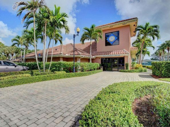 2804 Waters Edge Circle, Greenacres FL 33413