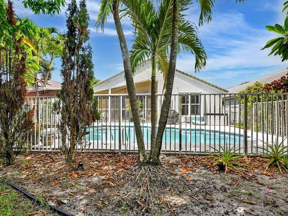 2804 Waters Edge Circle, Greenacres FL 33413