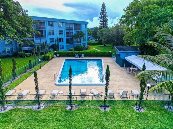 102 Royal Park Dr 2E, Oakland Park FL 33309