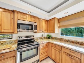 102 Royal Park Dr 2E, Oakland Park FL 33309