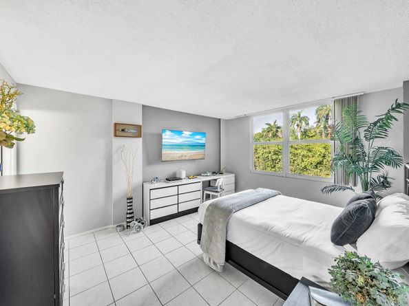 102 Royal Park Dr 2E, Oakland Park FL 33309