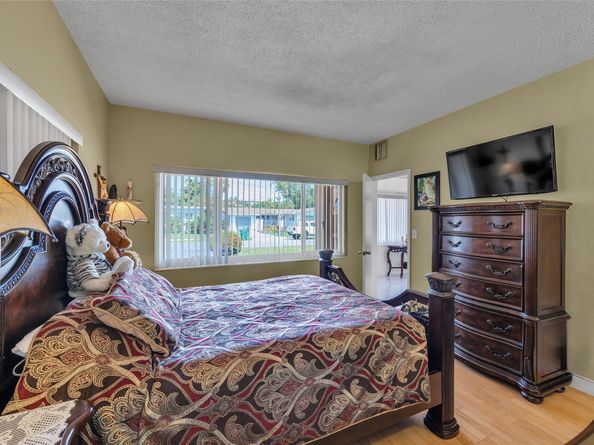 20130 NE 25th Ct, Miami FL 33180