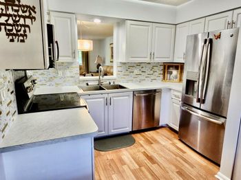 7185 Huntington Lane