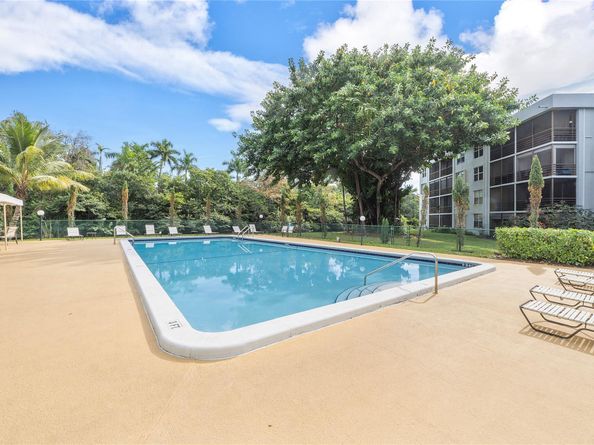 104 Royal Park Dr 4B, Oakland Park FL 33309