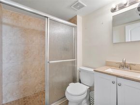 104 Royal Park Dr 4B, Oakland Park FL 33309