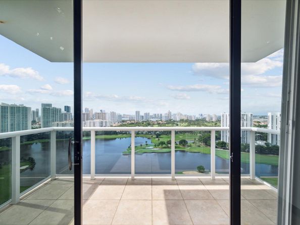 3625 N Country Club Drive Ph 8, Aventura FL 33180