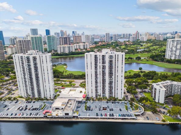 3625 N Country Club Drive Ph 8, Aventura FL 33180