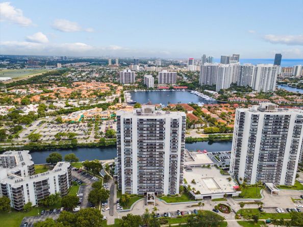 3625 N Country Club Drive Ph 8, Aventura FL 33180