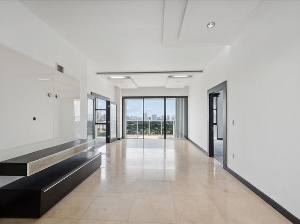 3625 N Country Club Drive Ph 8, Aventura FL 33180