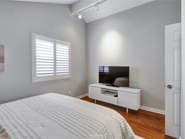 1960 E Villa Street, Pasadena CA 91107