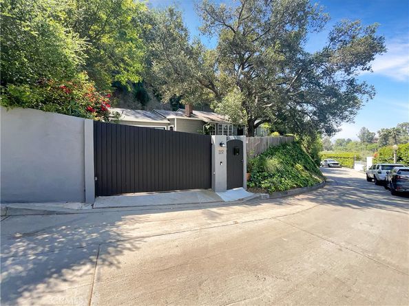 2252 Verde Oak Drive, Los Angeles CA 90068