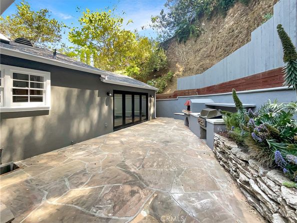 2252 Verde Oak Drive, Los Angeles CA 90068