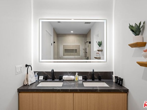 835 N Mccadden Place, Los Angeles CA 90038