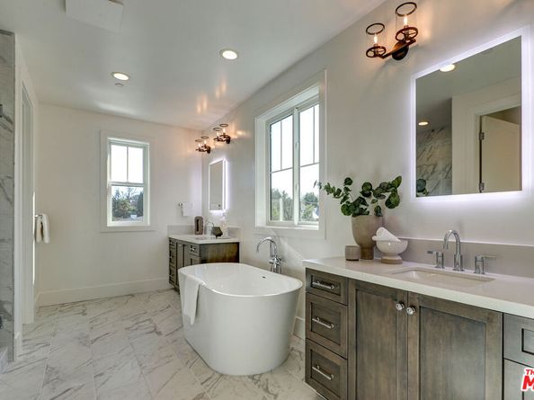 11729 Hartsook Street, Valley Village CA 91607