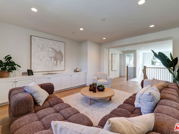 11729 Hartsook Street, Valley Village CA 91607