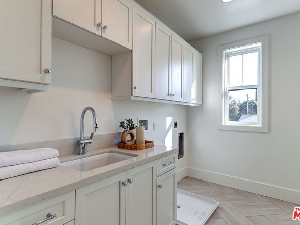 11729 Hartsook Street, Valley Village CA 91607