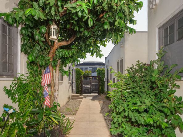 1520 Menlo Avenue, Los Angeles CA 90006