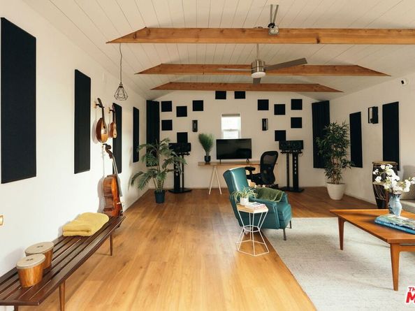 834 W Altadena Drive, Altadena CA 91001