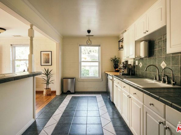 834 W Altadena Drive, Altadena CA 91001