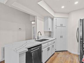 19009 Sherman Way 22, Reseda CA 91335