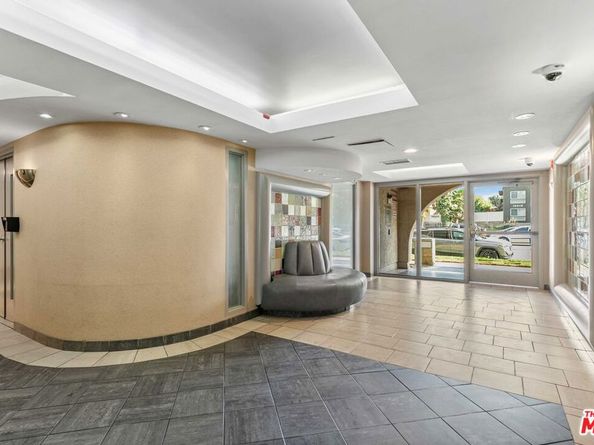 19009 Sherman Way 22, Reseda CA 91335
