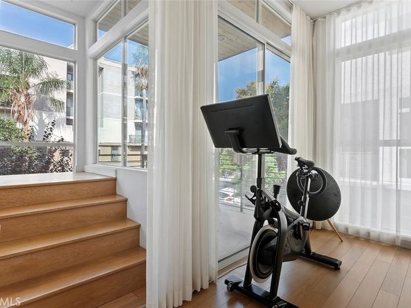 6736 W Hepburn Way, Los Angeles CA 90038