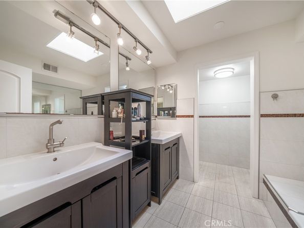 18100 Burbank Boulevard 11, Tarzana CA 91356