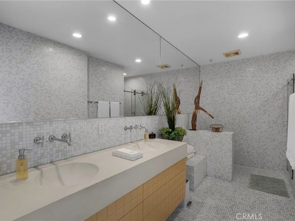 1100 E 3rd Street 201, Long Beach CA 90802