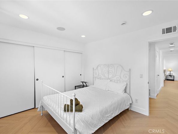 18 Navarre 133, Irvine CA 92612