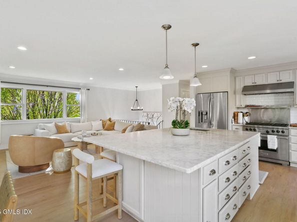 6 Meadowbank Road, Old Greenwich CT 06870