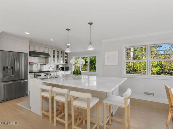 6 Meadowbank Road, Old Greenwich CT 06870