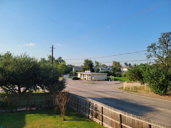 8136 N Main Street, Houston TX 77022