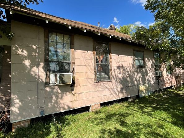 305 Burr Street, Houston TX 77011