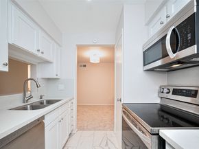 5711 Sugar Hill Drive 100, Houston TX 77057