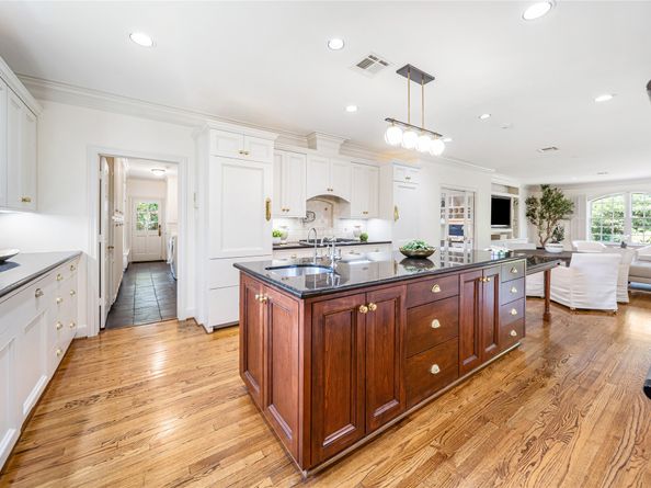 2 Soldiers Creek Circle, Hunters Creek Village TX 77024
