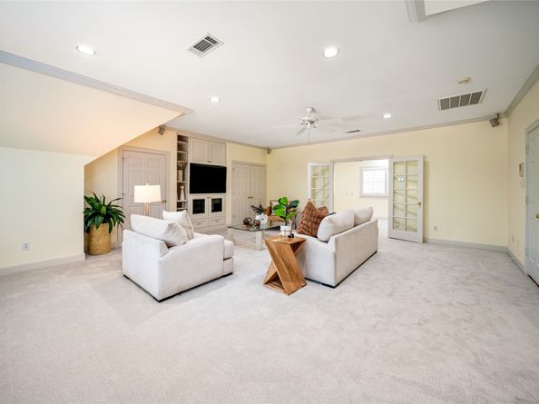 2 Soldiers Creek Circle, Hunters Creek Village TX 77024
