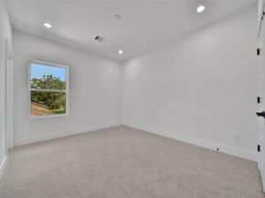 7012 Saint Augustine Street, Houston TX 77021