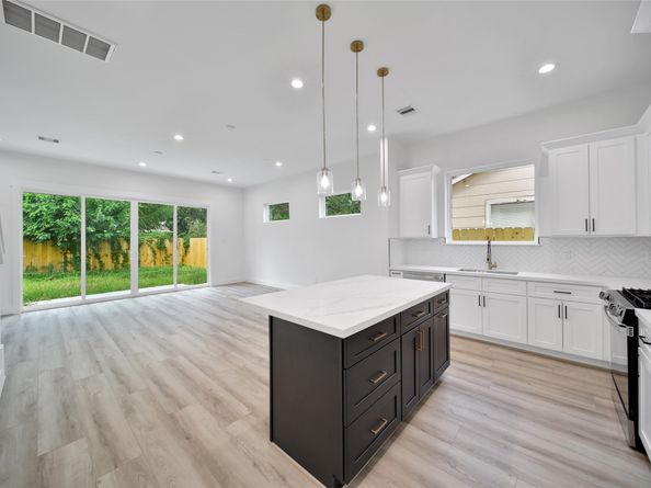 7012 Saint Augustine Street, Houston TX 77021