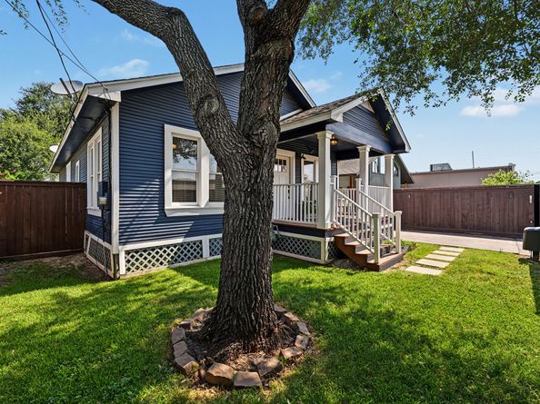 1721 Airline Drive, Houston TX 77009