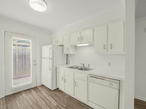 1917 Augusta Drive A8, Houston TX 77057