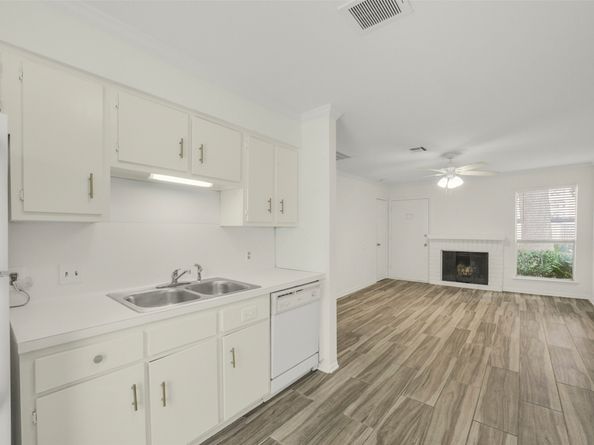 1917 Augusta Drive A8, Houston TX 77057