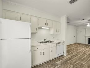 1917 Augusta Drive A8, Houston TX 77057