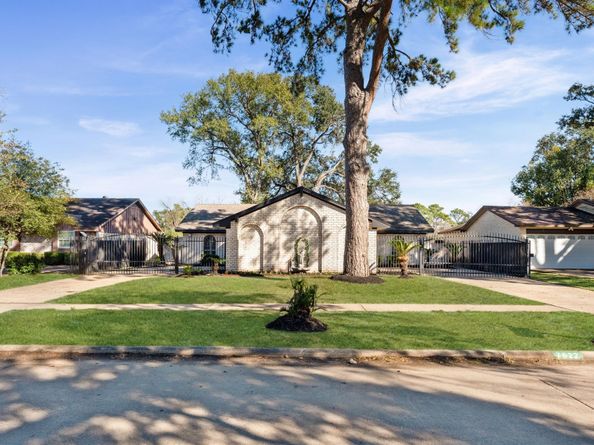 7522 Deep Forest Drive, Houston TX 77088