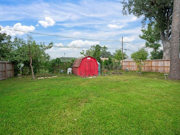 2302 Hewitt Drive, Houston TX 77018