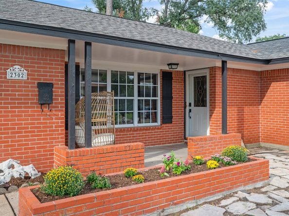 2302 Hewitt Drive, Houston TX 77018