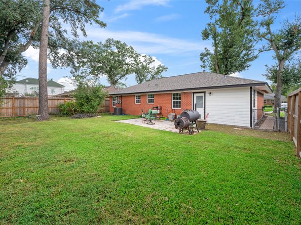 2302 Hewitt Drive, Houston TX 77018