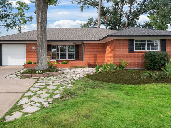 2302 Hewitt Drive, Houston TX 77018