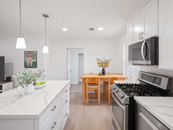 2302 Hewitt Drive, Houston TX 77018