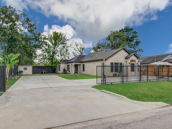 8040 Howton St Street 1/2, Houston TX 77028